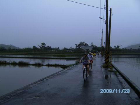 5公里自行車賽男女選手在細雨中挑戰自我極限